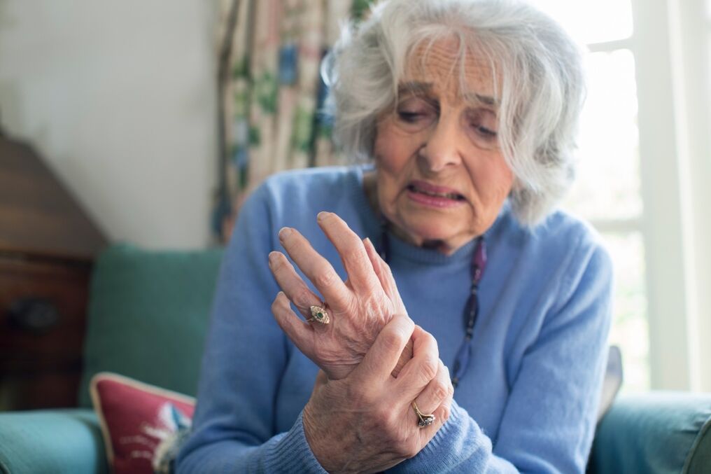 arthrosis of the joints of the hands in an elderly woman